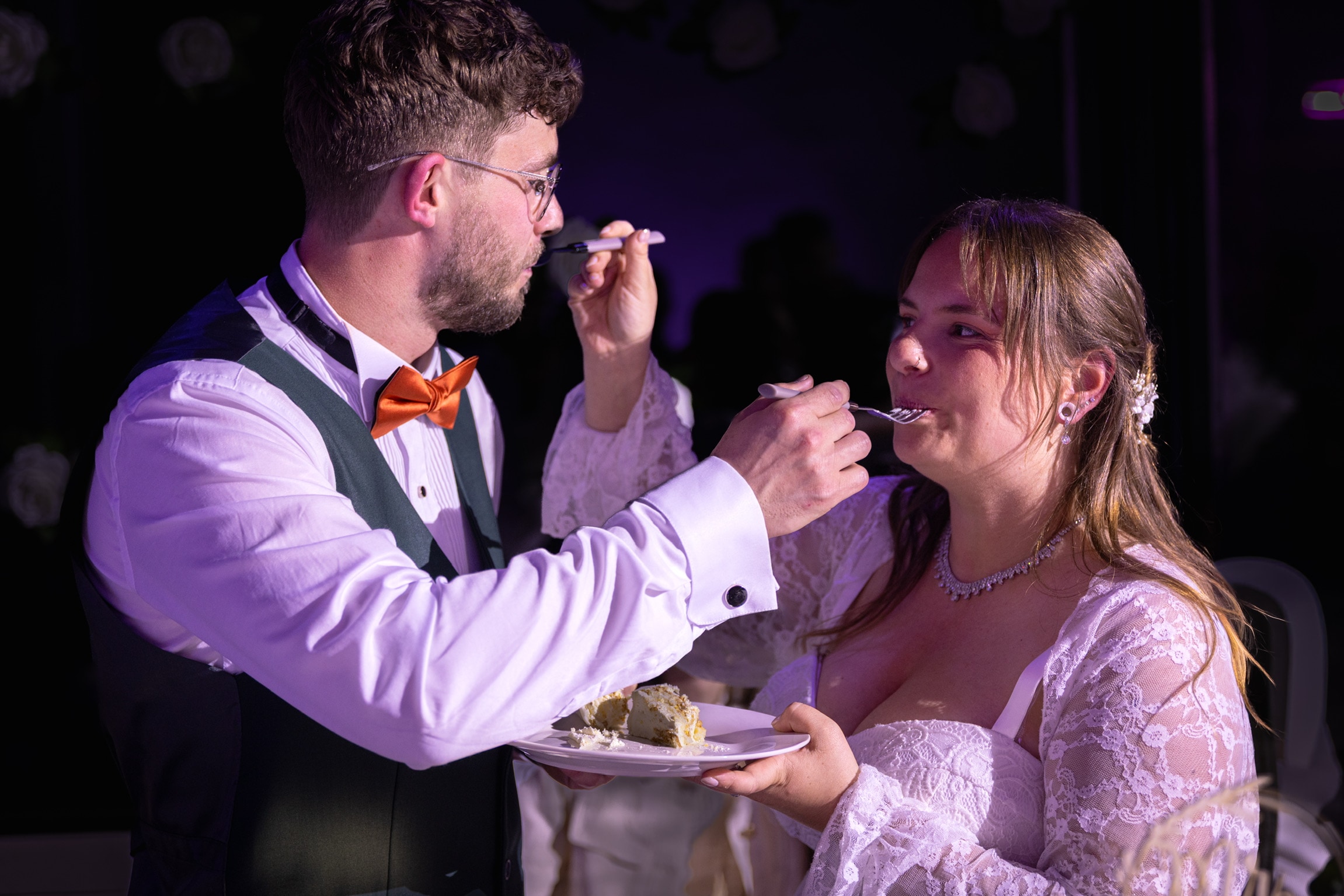 Le marié donne une bouchée de gâteau à la mariée