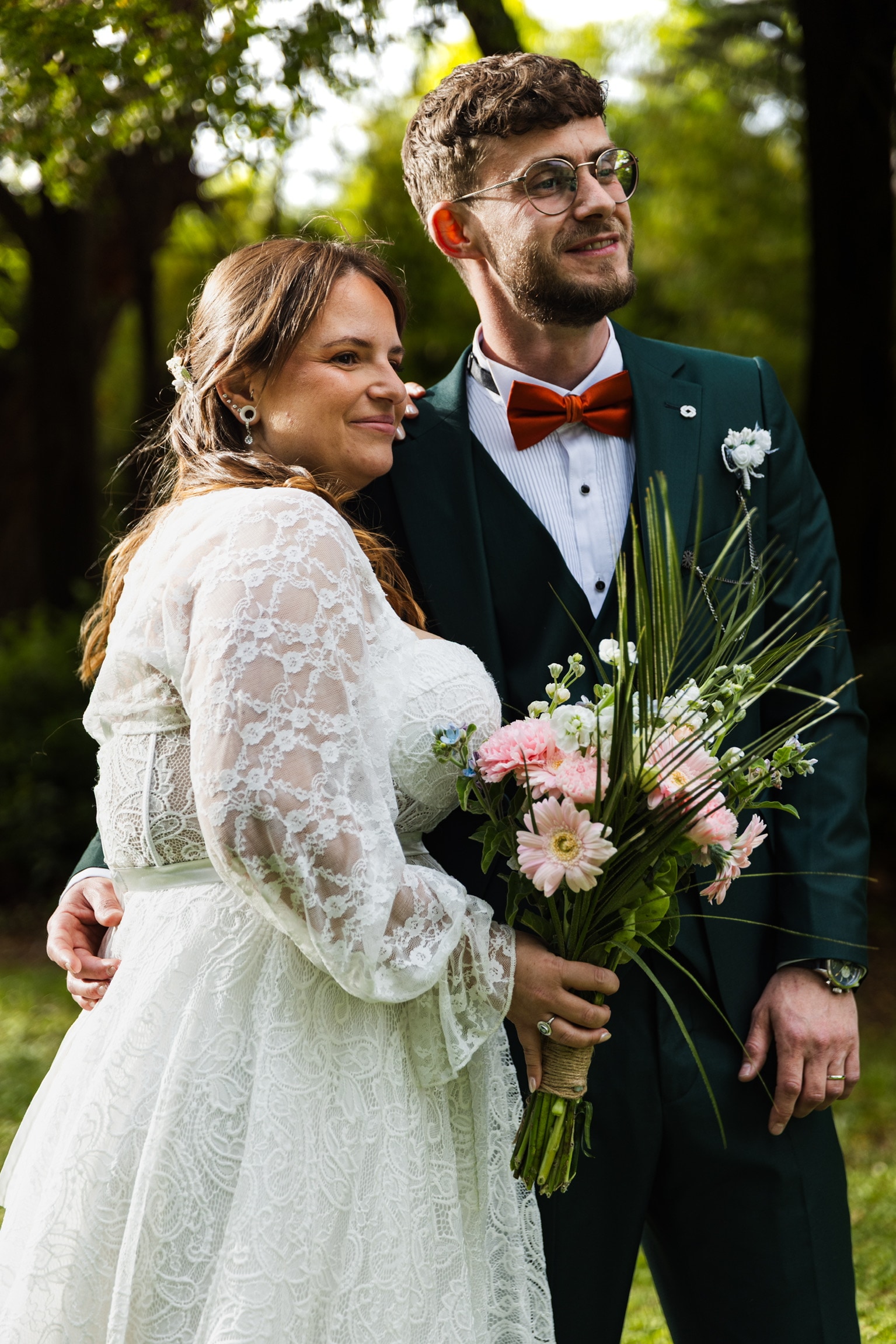 Portrait rapproché des mariés avec leur bouquet