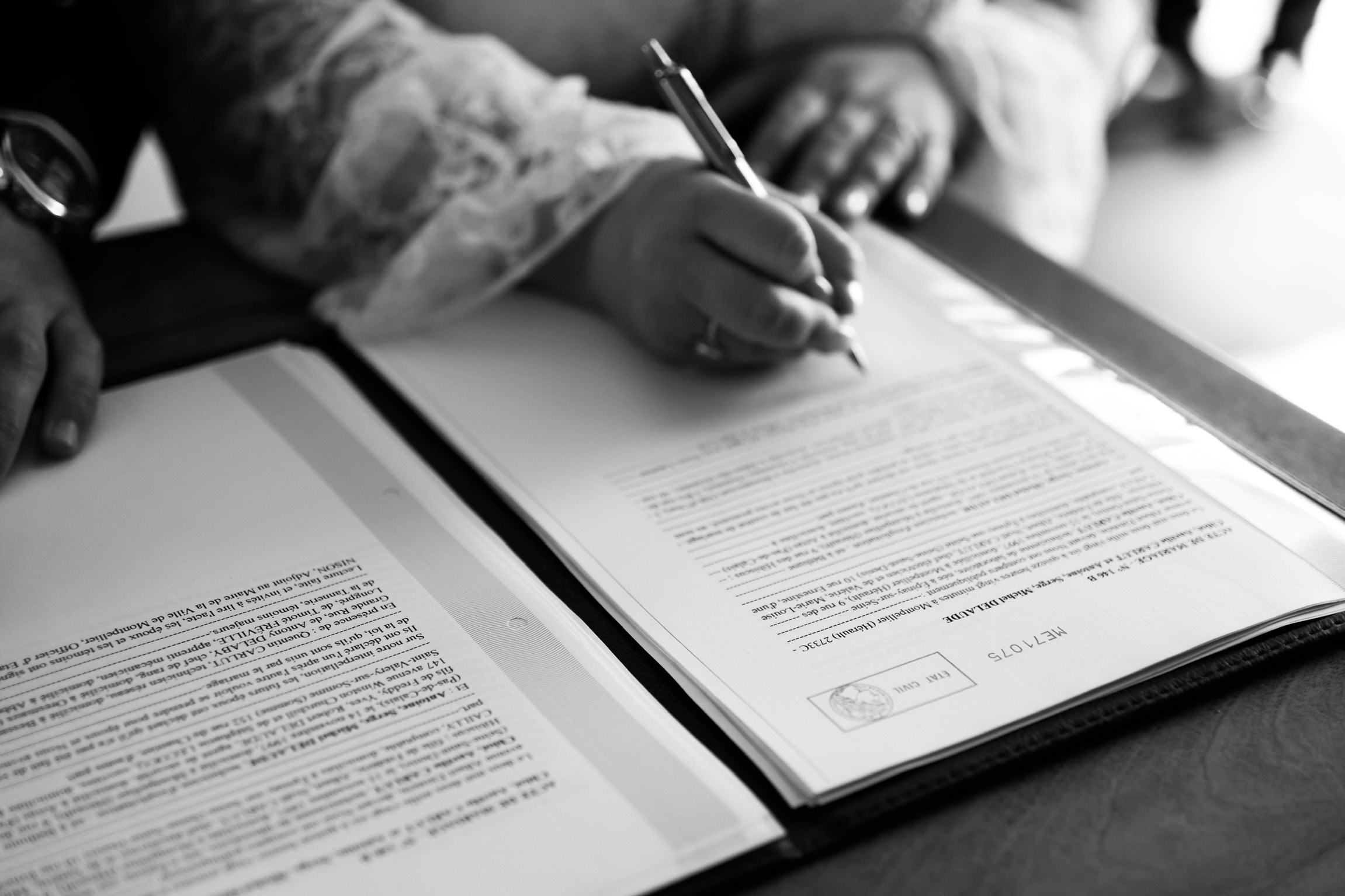 Gros plan sur la signature du registre, en noir et blanc
