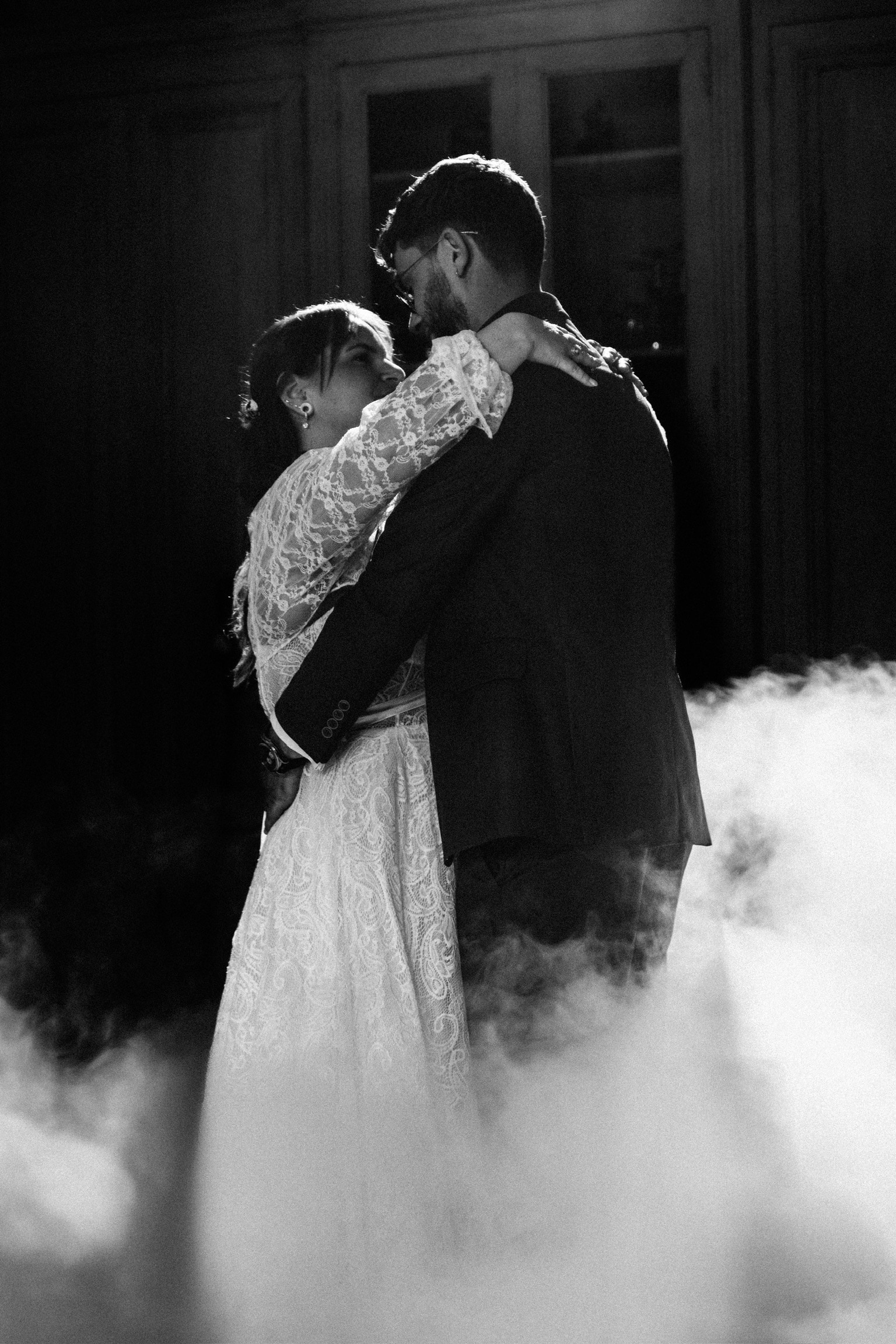 Première danse des mariés dans la fumée, en noir et blanc