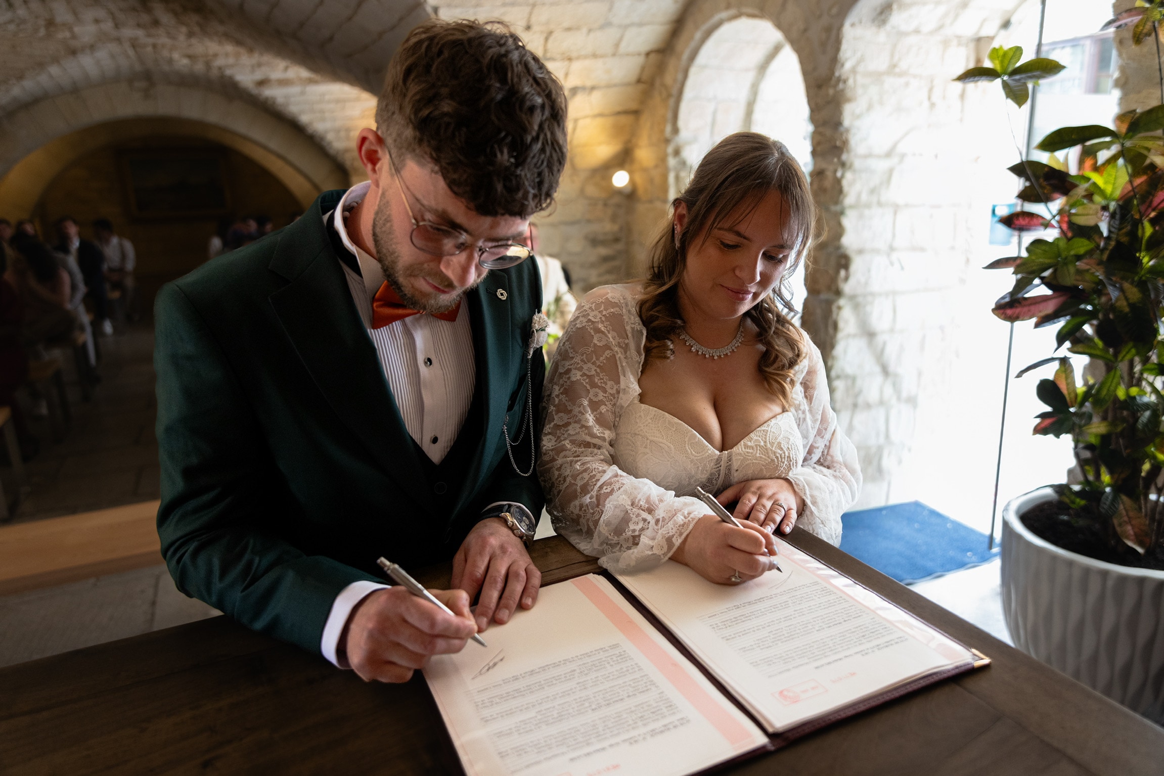 Les mariés signent le registre à la mairie